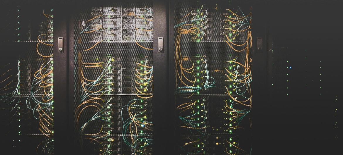 Um servidor de data center é um computador poderoso e especializado