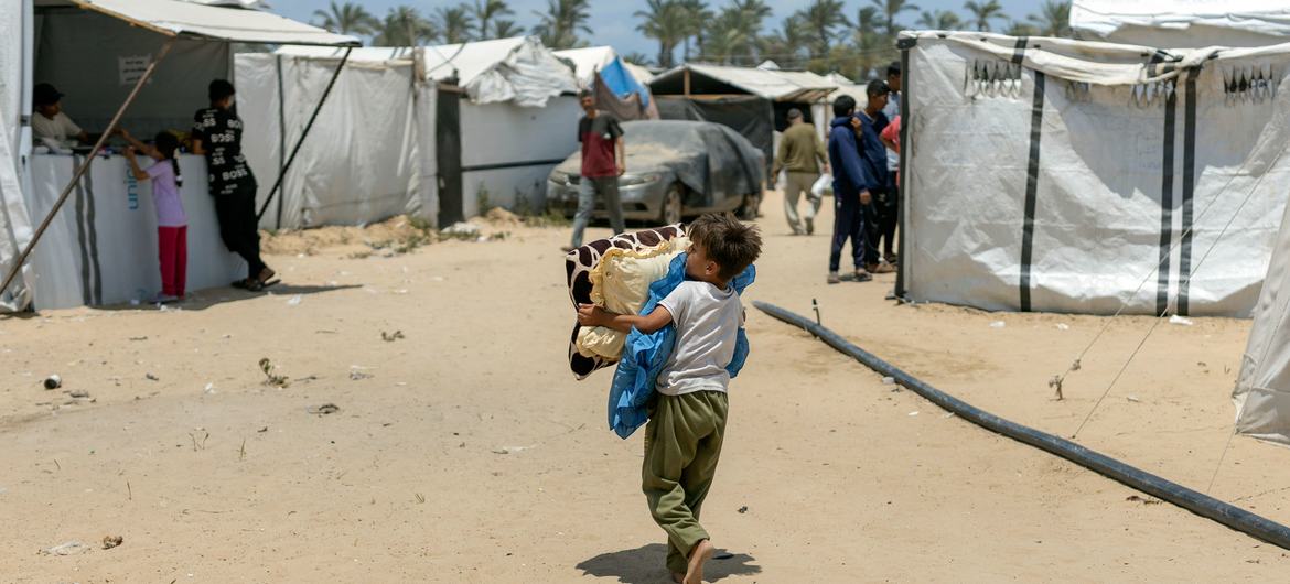 Un petit garçon dans le camp d'Al Mawasi pour personnes déplacées à Gaza.