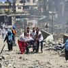 Des employés de l'ONU et des travailleurs médicaux évacuent des patients d'un hôpital du nord de Gaza fin mai 2025.