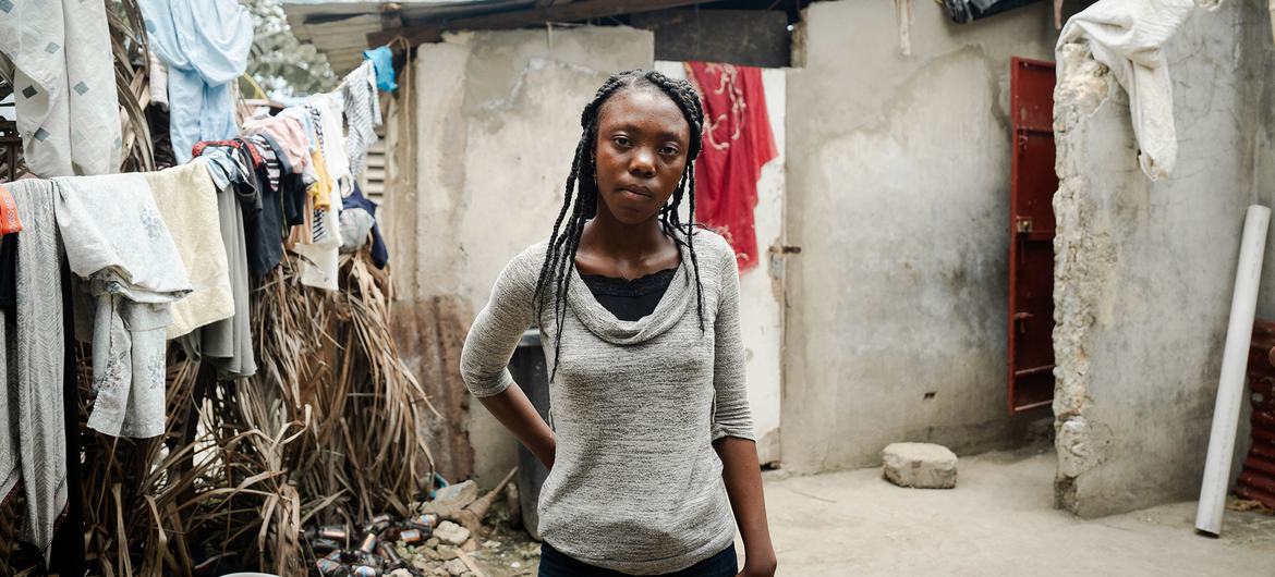 Una joven haitiana huyó con su familia de la violencia y ahora viven en un campo para desplazados.