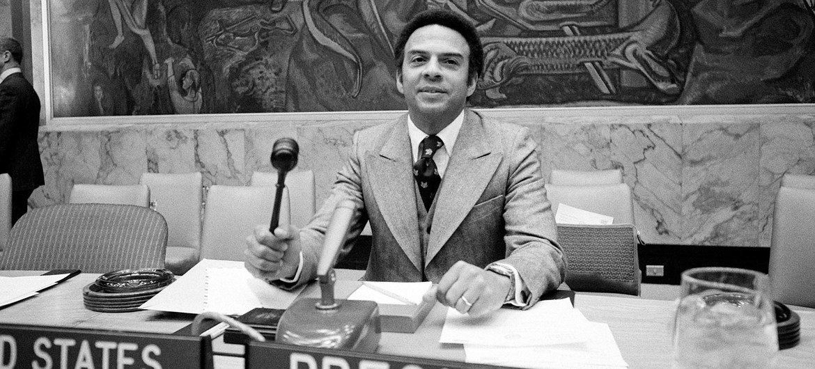 संयुक्त राष्ट्र में अमेरिकी राजदूत एण्ड्रयू यंग, मार्च 1977 में, दक्षिण अफ़्रीका मुद्दे पर, अध्यक्ष के रूप में, सुरक्षा परिषद की एक बैठक संचालित करते हुए.