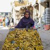 Um menino de 12 anos, que não vai à escola, vende bananas na província de Uruzgan, no oeste do Afeganistão