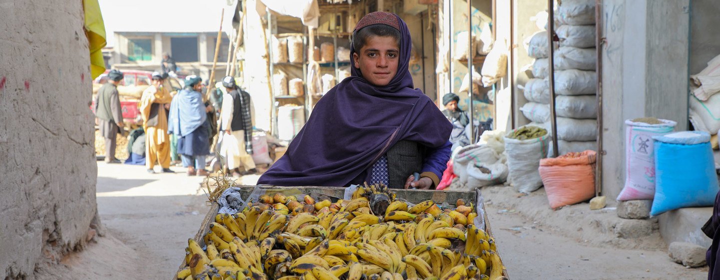 Un niño de 12 años, que no va a la escuela, vende plátanos en la provincia de Uruzgan, en el oeste de Afganistán.