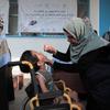 Uma criança recebe a vacina contra a pólio em Gaza.