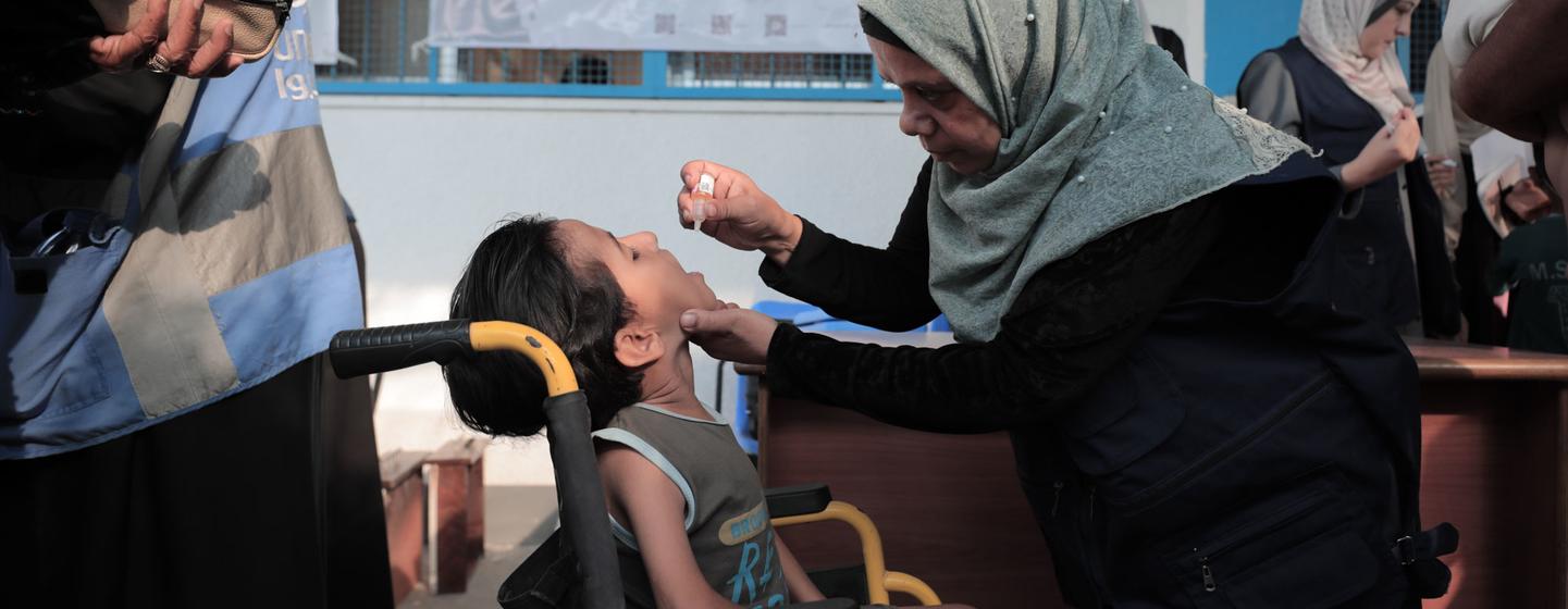 Un enfant reçoit un vaccin contre la polio à Gaza.