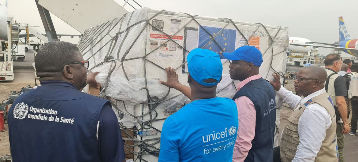 Des responsables de la santé de l'Organisation mondiale de la santé, de UNICEF et de la Commission européenne inspectent une importante cargaison de vaccin contre le mpox dans un aéroport de la République démocratique du Congo.