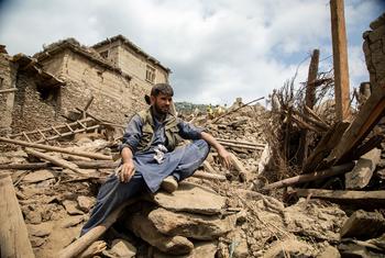 Mwanakijiji katika jimbo la Kunar Afghanistan akikusanya kifusi kufuatia tetemeko la ardhi