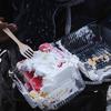 Un niño en Mongolia disfruta de un pastel azucarado de una tienda cerca de su escuela, destacando el problema de los hábitos alimenticios poco saludables entre los niños debido al fácil acceso a la comida chatarra.