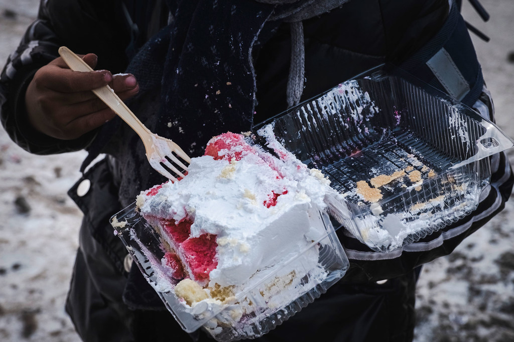 Un consommateur en Mongolie mange un dessert sucré.