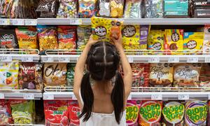 Una niña elige una golosina en un supermercado de Lima, Perú.