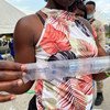 2021年，一名妇女从美国得克萨斯州被驱逐出境后，抵达海地一家由国际移民组织支持的接待中心。