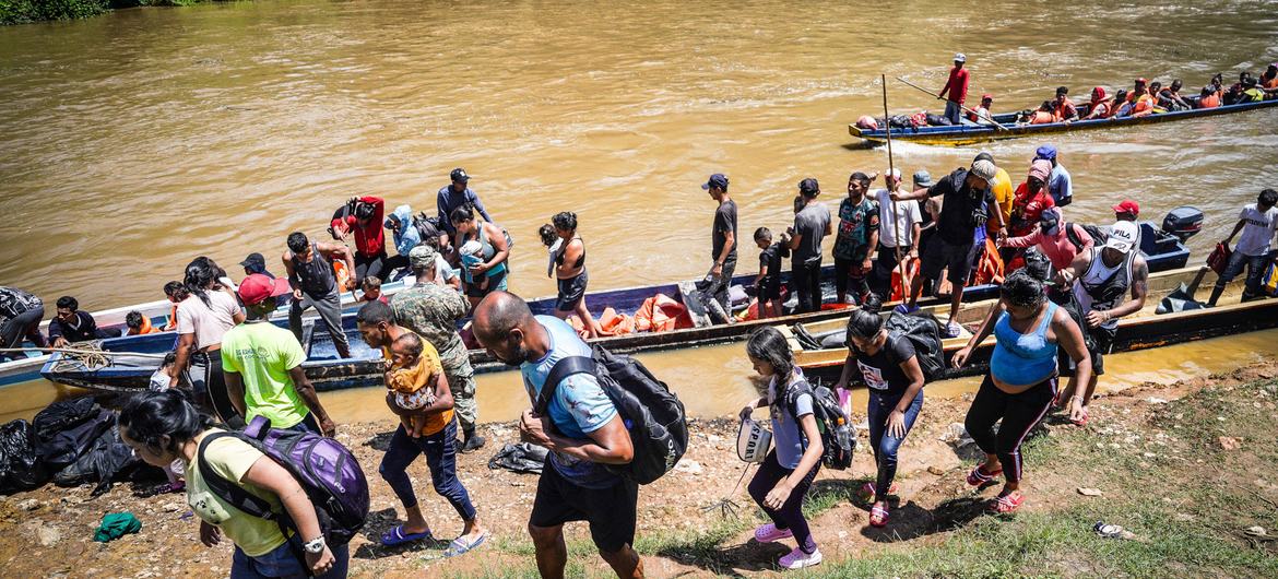 Os migrantes desembarcam vindos do rio Chucunaque depois de cruzar a selva de Darién