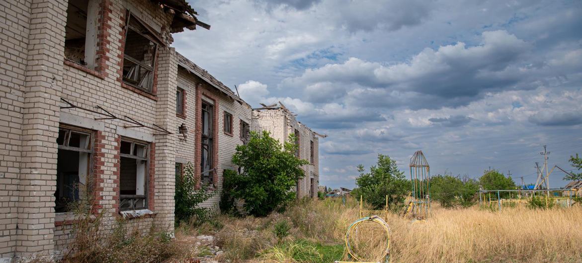 Uma escola destruída em Posad-Pokrovske, região de Kherson, Ucrânia (arquivo)