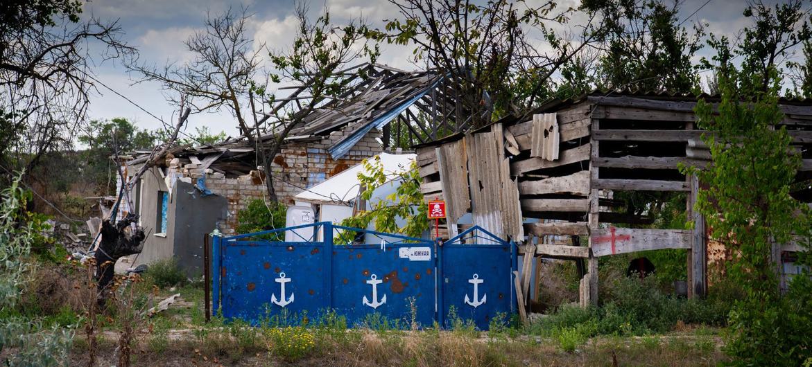 A landmine warning sign behind a fence of a destroyed house in Posad-Pokrovske in the Kherson region of Ukraine. (file)