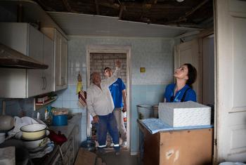 人权官员检查乌克兰赫尔松地区一间受火箭弹爆炸影响的厨房。