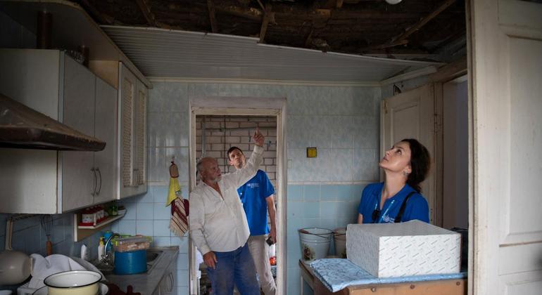 (Archivo) Funcionarios de derechos humanos examinan una cocina donde cayó un cohete en Posad-Pokrovske, en la región ucraniana de Kherson.
