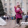 Une fille tient sa poupée sur la place centrale de Kherson, en Ukraine.