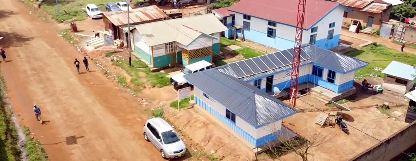 Vue aérienne de la sous-station de la Radio-Télévision Nationale Congolaise à Beni, soutenue par la MONUSCO.