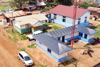 Vue aérienne de la sous-station de la Radio-Télévision Nationale Congolaise à Beni, soutenue par la MONUSCO.