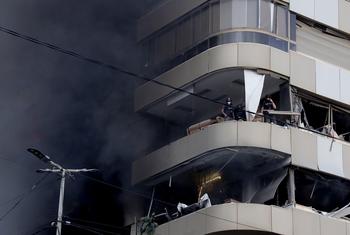 دخان يتصاعد من مبنى قُصف في غارة جوية في ضاحية بيروت الجنوبية.