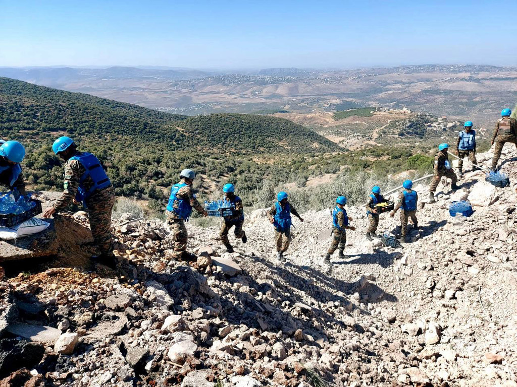 Des soldats de la paix de l'ONU au Liban réparent une route endommagée dans le sud du pays.