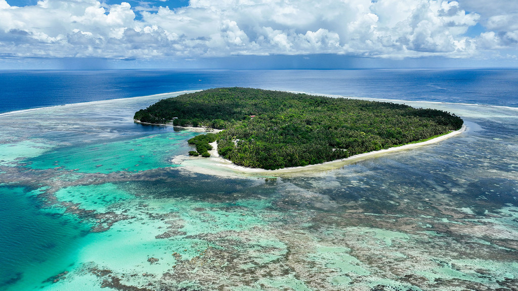 Sikaiana atoll in the Solomon Islands is threatened by rising sa levels.