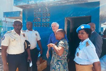 William O'Neill (au centre, à l'arrière-plan) visite un centre de détention en Haïti.