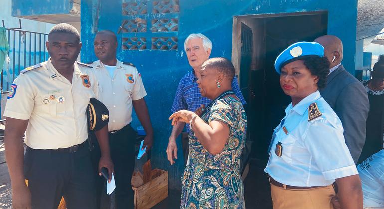 威廉·奥尼尔（图中后排中央）视察海地一处拘留中心。