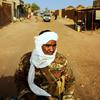 Un soldat patrouille dans la ville de Ménaka, au nord du Mali.