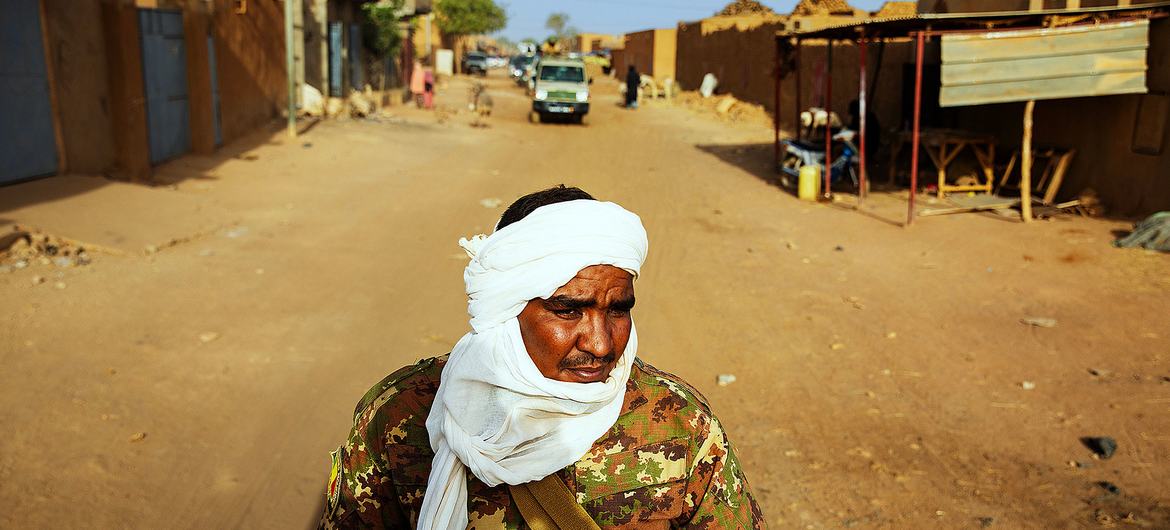 Mwanajeshi akipiga doria katika mji wa Ménaka kaskazini mwa Mali.