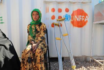 Una niña afgana recibe ayuda del UNFPA.