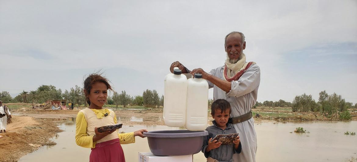 A ajuda humanitária é entregue pela ONU às famílias afetadas pelas inundações em Al Jawf, no Iêmen