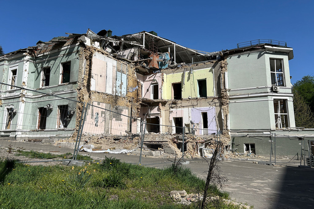 Разрушенная детская больница в Киеве (архив).
