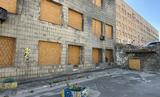 Больница в Киеве, Украина, не работает после того, как была поражена ракетной атакой.