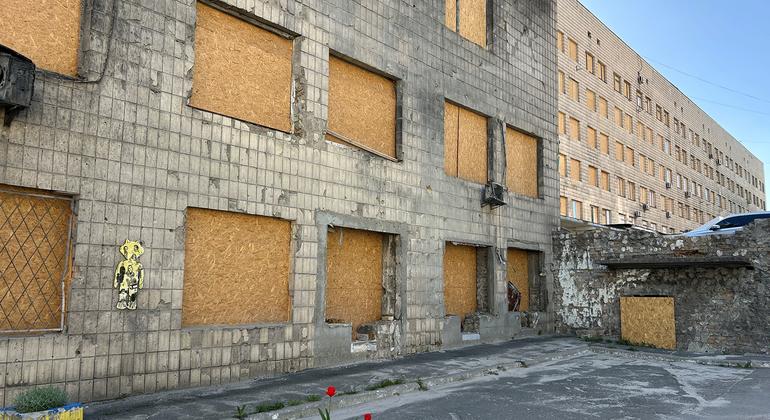 Больница в Киеве, Украина, не работает после того, как была поражена ракетной атакой.