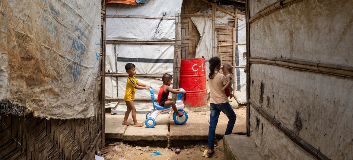 أطفال يتجولون بين الملاجئ في مخيم للاجئين الروهينجا في كوكس بازار، بنغلاديش.