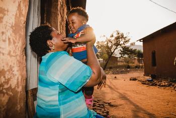 Un bébé est tenu par sa mère devant leur maison à Kamanyola, dans la province du Sud-Kivu, en RD Congo.