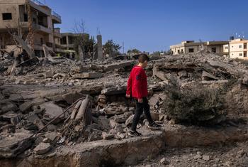 Un enfant de 5 ans marche parmi les ruines de maisons dans le sud du Liban.