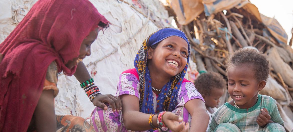 Crianças brincam na aldeia de Gelhanty, em Agig, no estado sudanês do Mar Vermelho