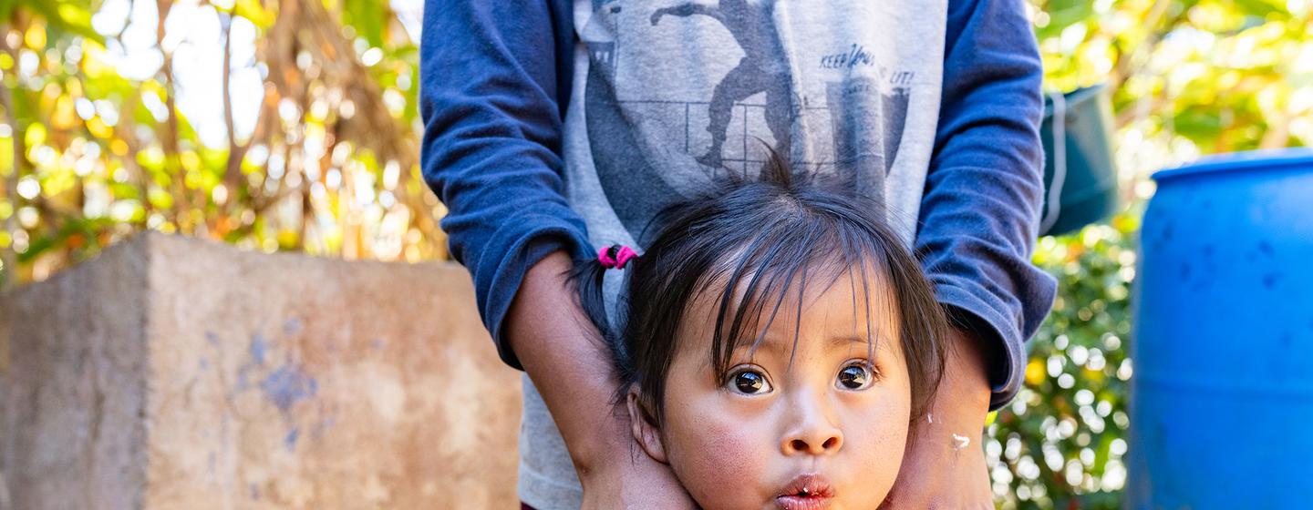 Fotografía de una niña en la aldea de San Luis Tontem, en Alta Verapaz, Guatemala.