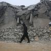 رجل يسير أمام مبنى تضرر من الزلزال في إدلب بسوريا.