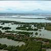 Frente a la costa de Demak, el calentamiento global está elevando el nivel del mar, las olas y las corrientes han crecido, y se ha recortado un cinturón protector de manglares, dejando la zona propensa a las inundaciones.