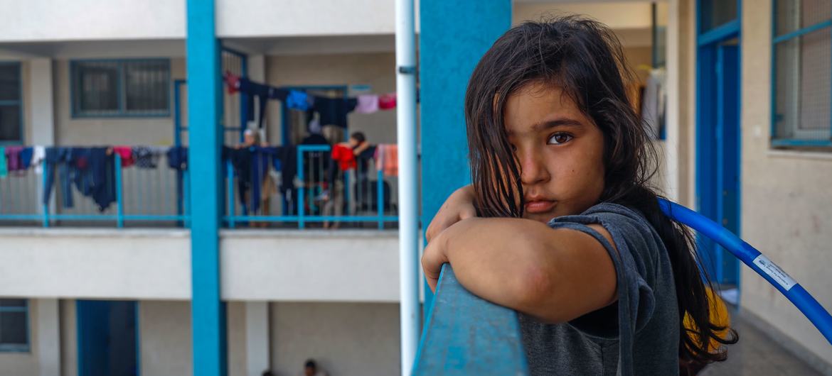 انرا کے سکول اب ہزاروں بے گھر فلسطینیوں کے لیے عارضی پناہ گاہ کا کام دے رہے ہیں۔