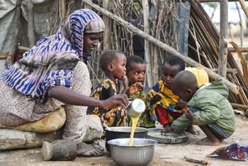 Des enfants mangent du gruau super plus après la reprise de l'aide alimentaire aux réfugiés dans le camp de réfugiés de Bokolmayo, dans la région somalienne de l'Éthiopie.