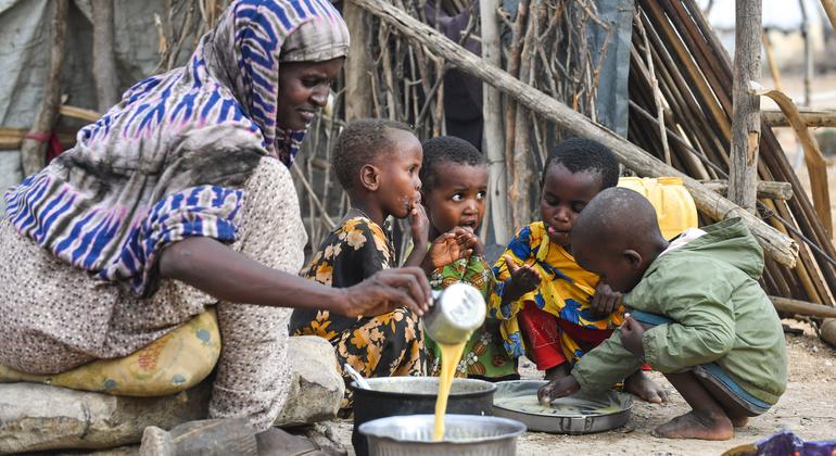 Des enfants mangent du gruau super plus après la reprise de l'aide alimentaire aux réfugiés dans le camp de réfugiés de Bokolmayo, dans la région somalienne de l'Éthiopie.