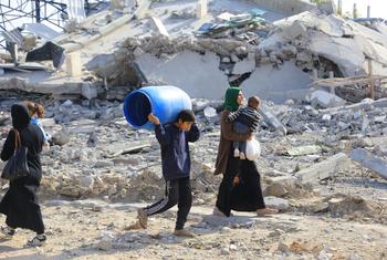 Los palestinos desplazados regresan a sus casas tras el acuerdo de alto el fuego en Gaza.