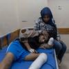 Un niño recibe tratamiento por sus heridas en un hospital de Gaza.
