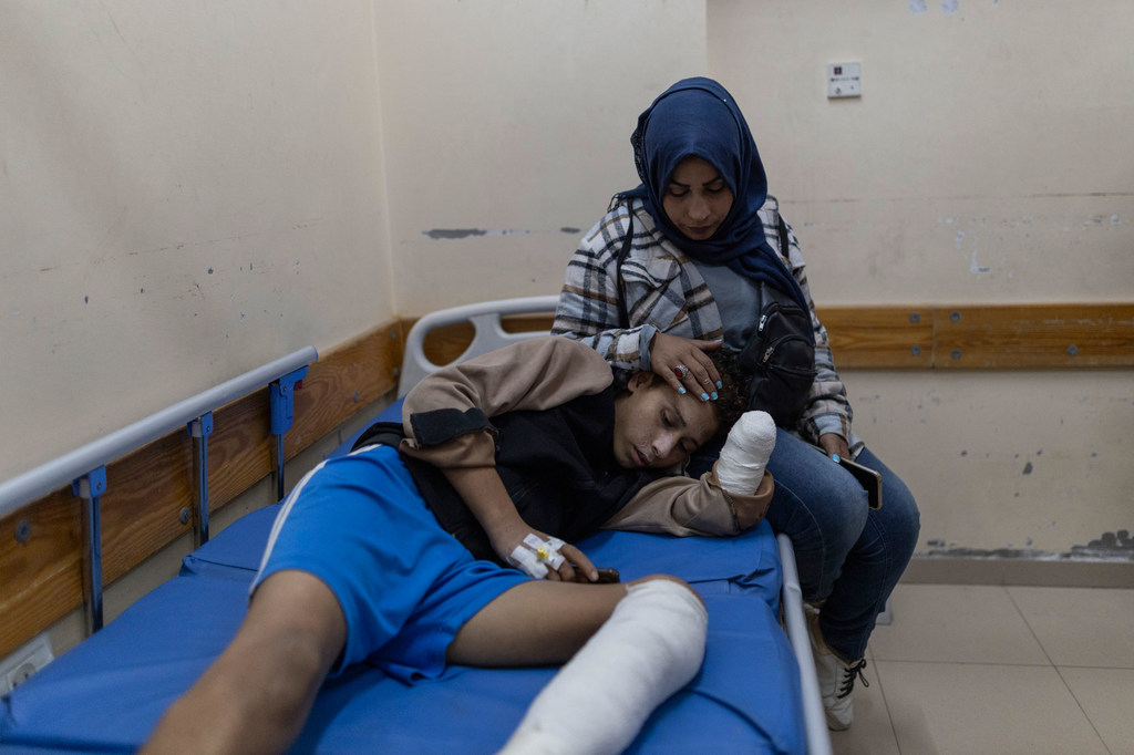 Un enfant est traité pour des blessures dans un hôpital à Gaza (photo d'archives).