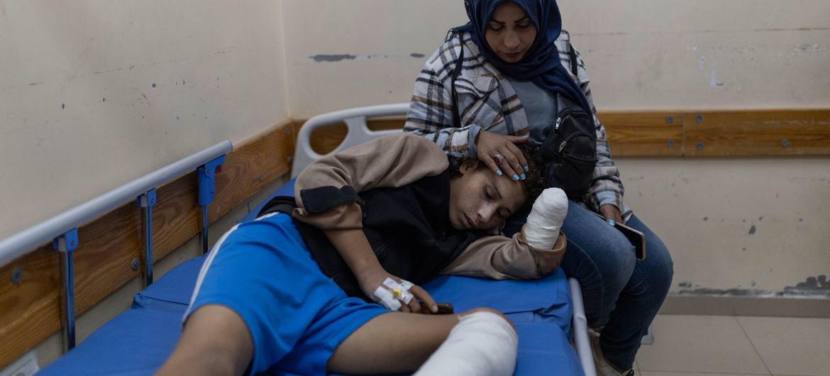 Un enfant est traité pour des blessures dans un hôpital à Gaza (photo d'archives).