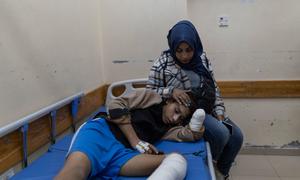 Un niño recibe tratamiento por sus heridas en un hospital de Gaza.